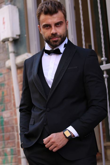 Image de TUNK DÉTAILLÉ À COL NOIR CLASSIQUE