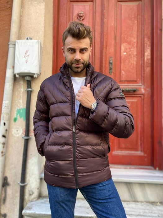 Image de VESTE GONFLABLE DE SPORT DÉTAILLÉE AUX ÉPAULES EN CUIVRE