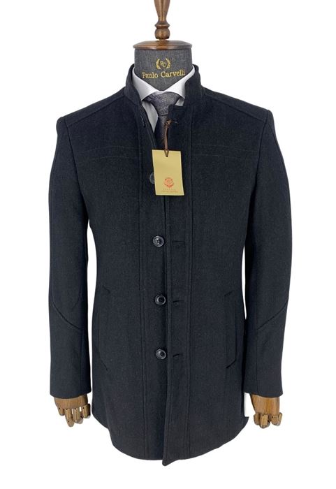 صورة معطف أسود مسطح منقوش